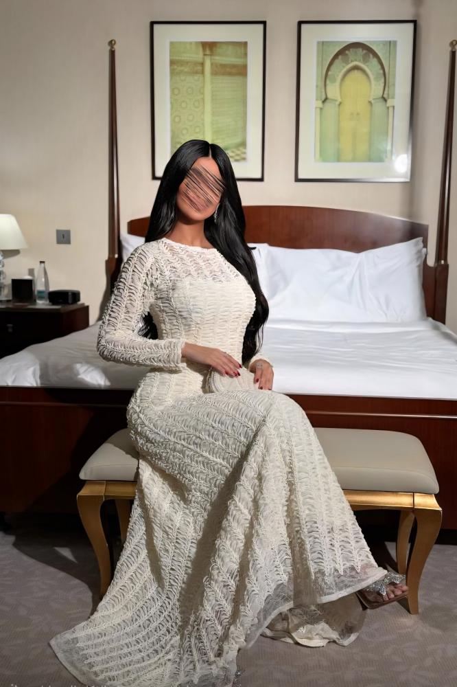 فستان سهرة دانتيل بلون كريمي فاتح