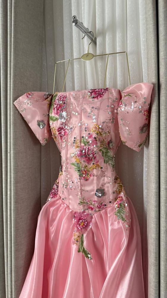 Pink evening dress embroidered with flowers and sequins