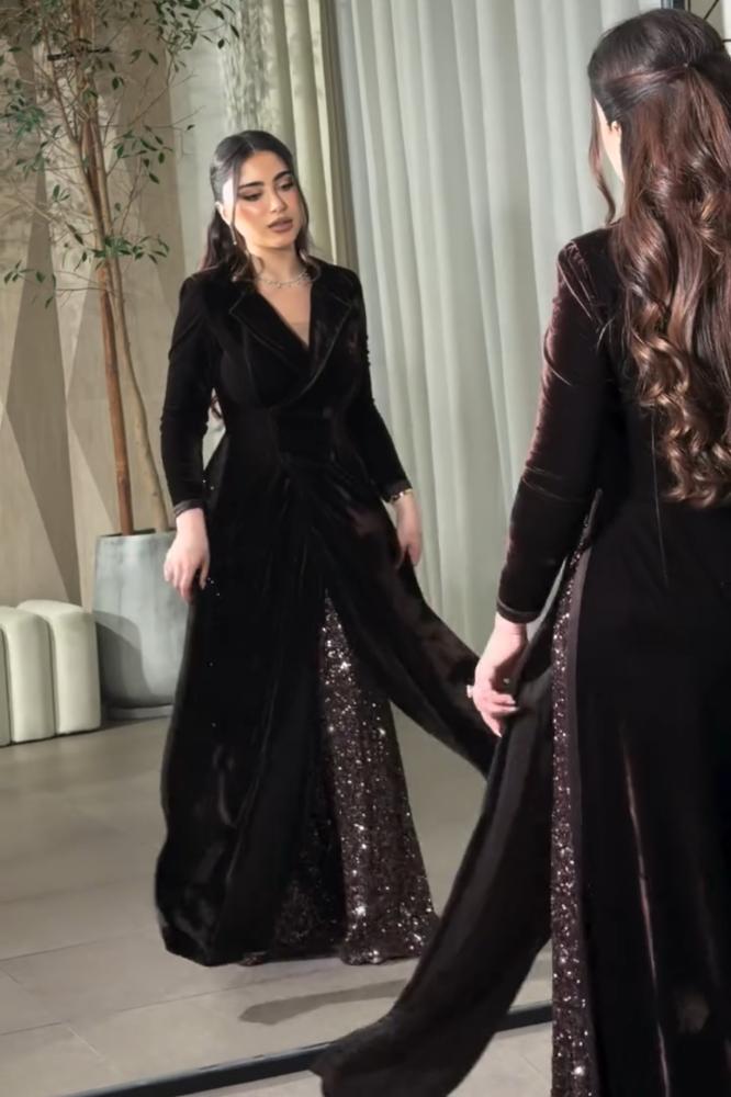 فستان سهرة طويل مخملي بتفاصيل ترتر على الجانبين.