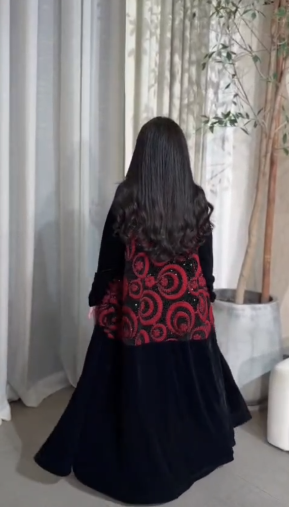 فستان سهرة مخمل أسود قطعتين بتطريز ورد أحمر بارز مع كاب طويل