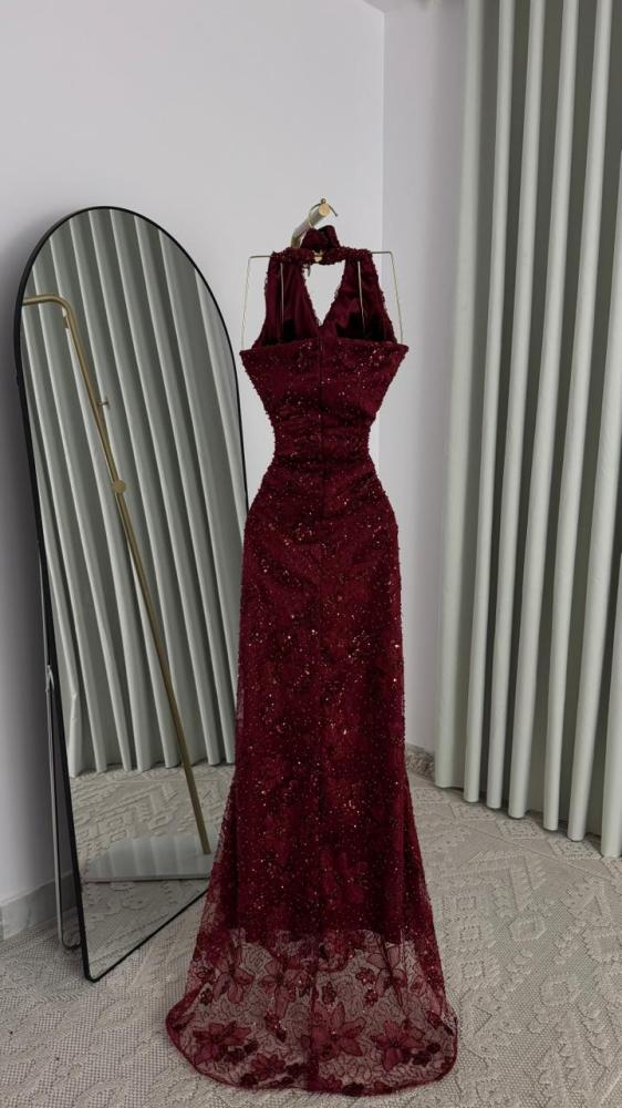 فستان سهرة دانتيل رقبة هالتـر بتفاصيل لامعة