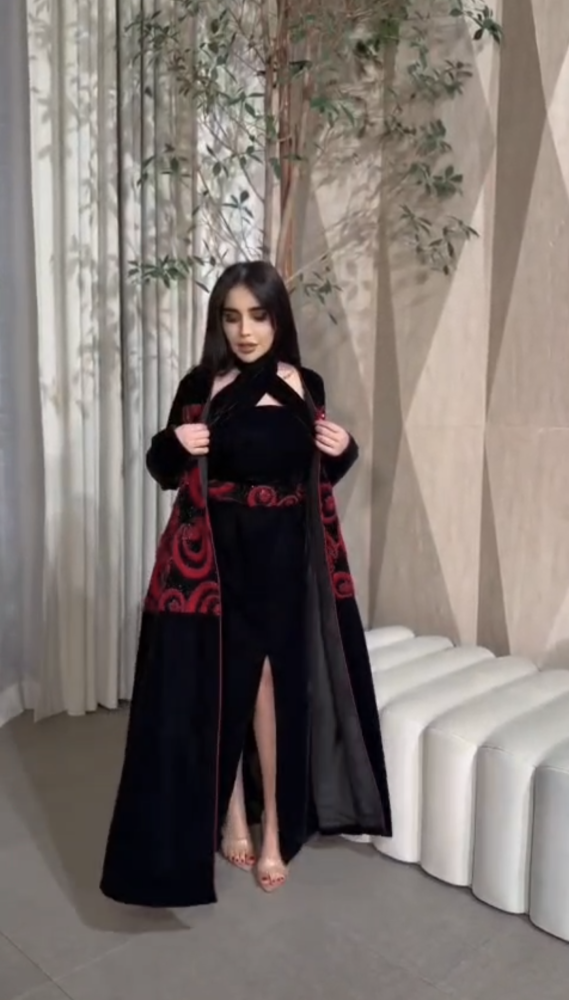 فستان سهرة مخمل أسود قطعتين بتطريز ورد أحمر بارز مع كاب طويل