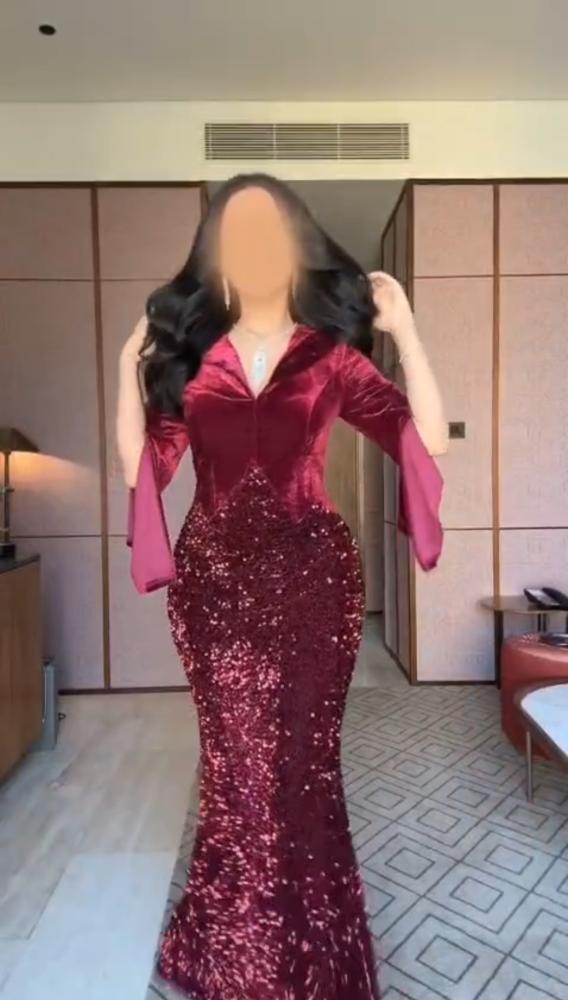 فستان سهرة طويل مخملي مرصع بالترتر اللامع لونين