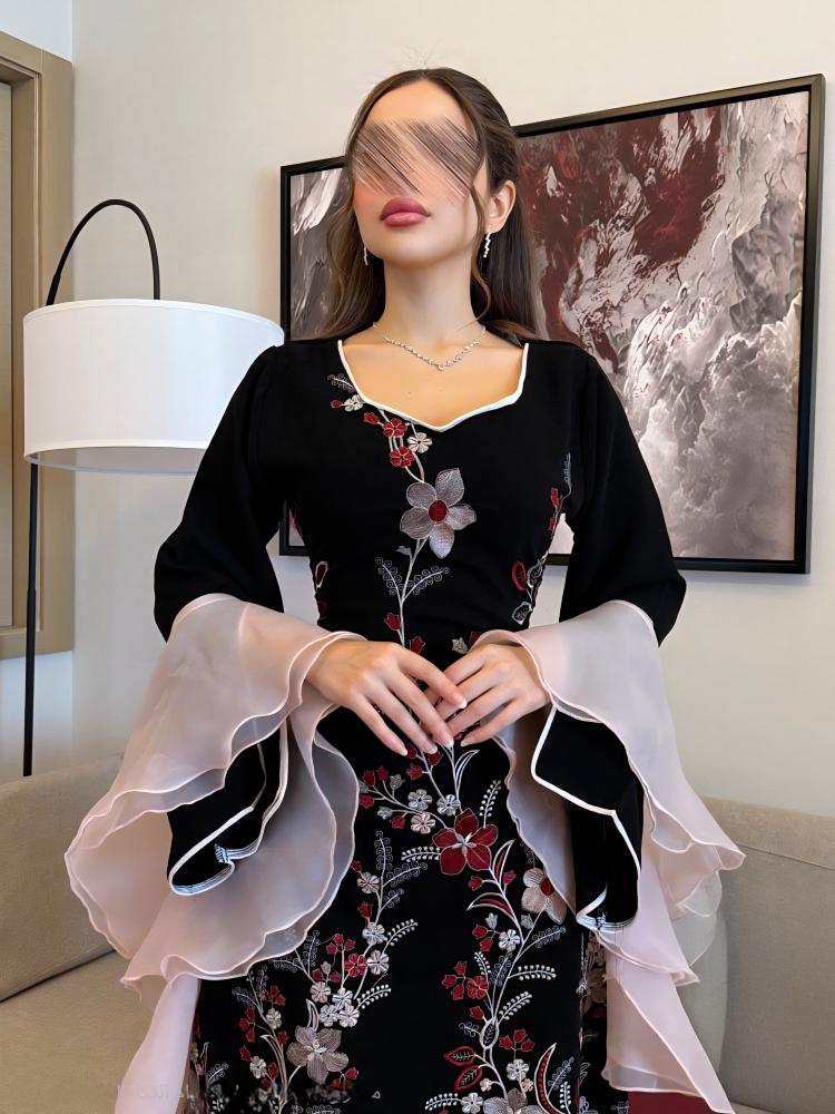 فستان سهرة أسود بتطريز ورود وشال جازار راقي
