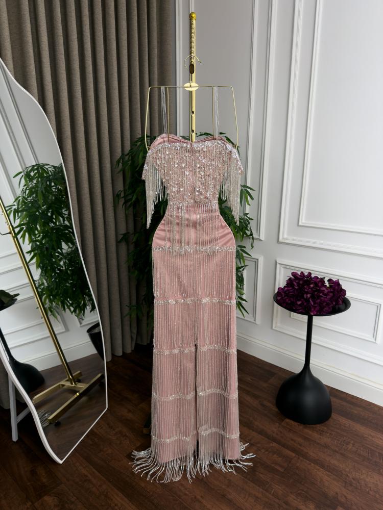 فستان سهرة وردي طويل مطرز بشراشيب هدب وخرز لامع