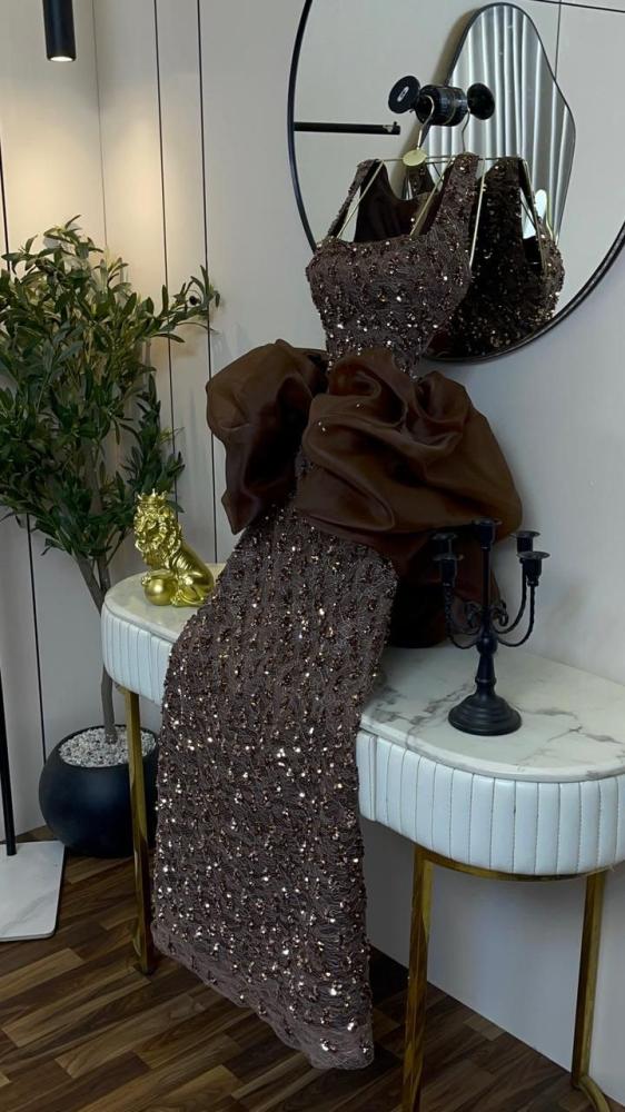 فستان سهرة بني مزين بالخرز وأكمام أورجانزا