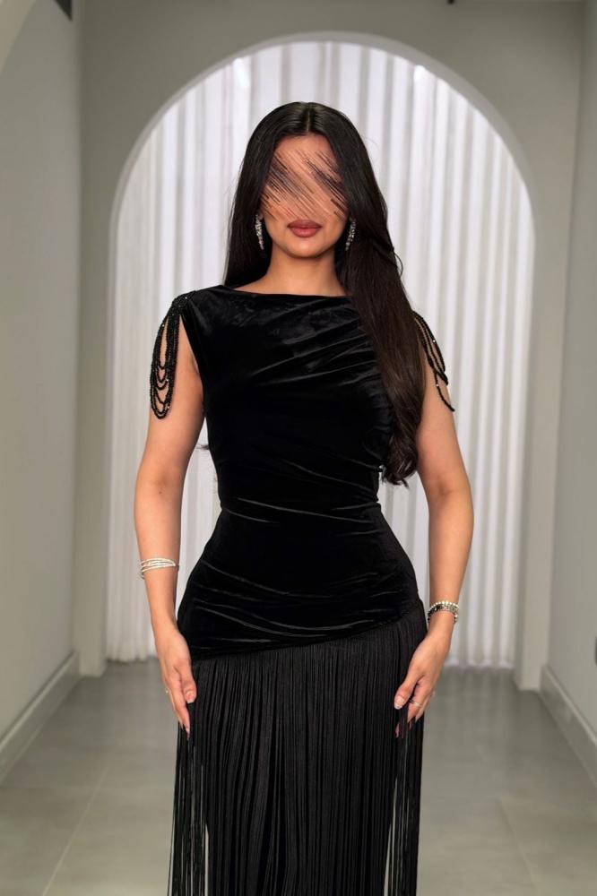 فستان سهرة مخمل بتنورة هدب وسلاسل كريستال متدلية