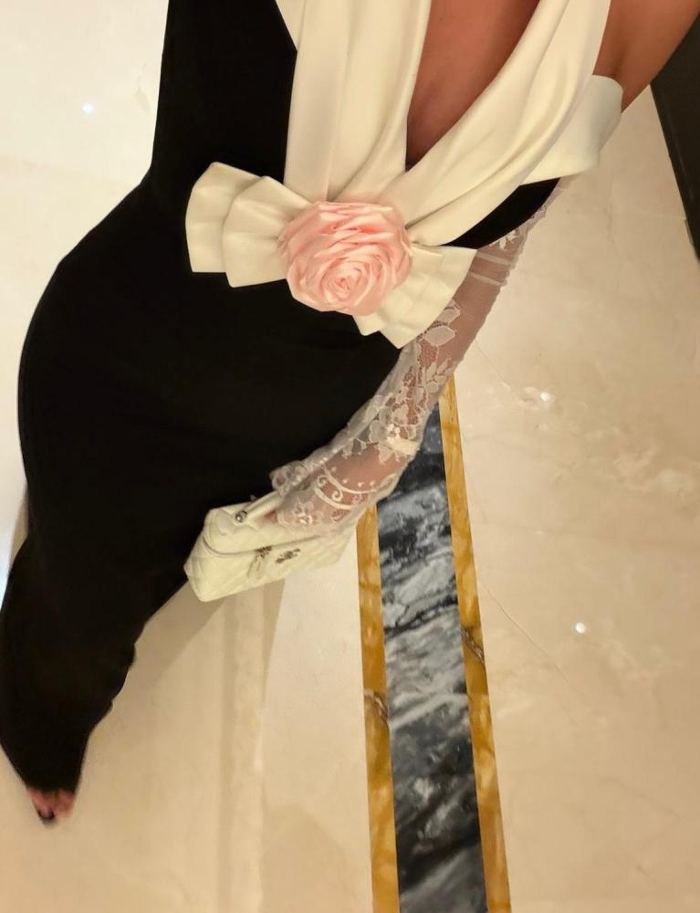 فستان سهرة أسود فاخر بتفاصيل الدانتيل والفيونكة
