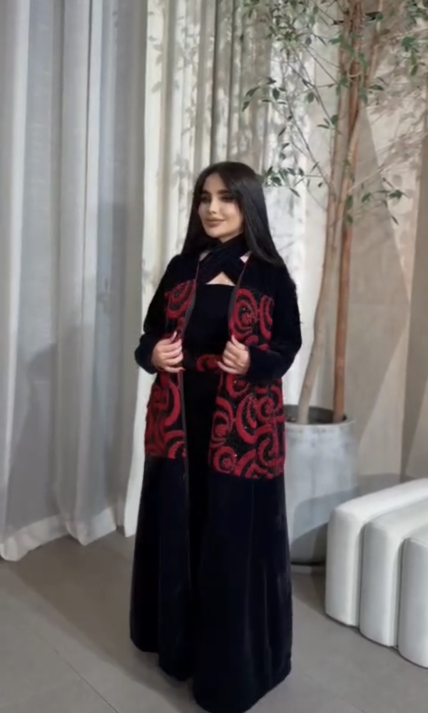 فستان سهرة مخمل أسود قطعتين بتطريز ورد أحمر بارز مع كاب طويل