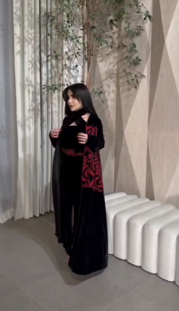 فستان سهرة مخمل أسود قطعتين بتطريز ورد أحمر بارز مع كاب طويل