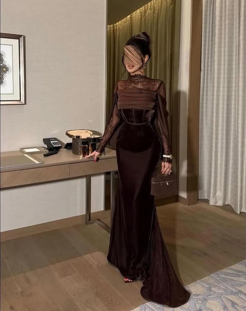 فستان سهرة مخمل بني بكورسيه وذيل دانتيل فاخر