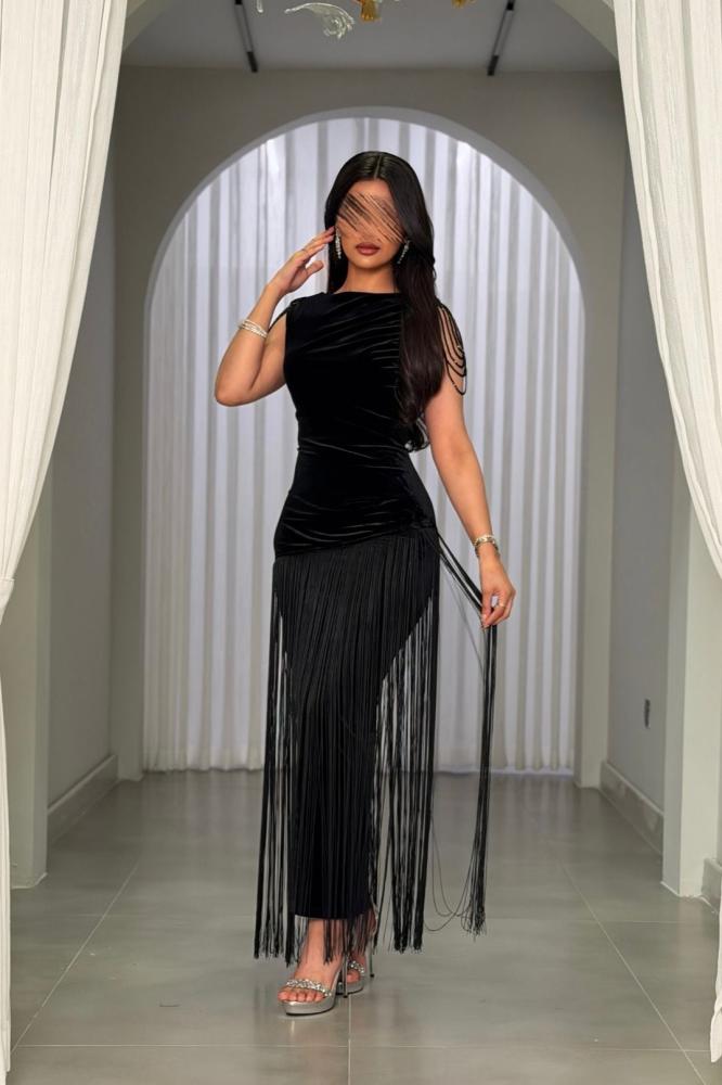 فستان سهرة مخمل بتنورة هدب وسلاسل كريستال متدلية