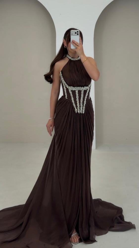 فستان سهرة بني بياقة عالية كورسيه مطرز بالكريستال اللامع