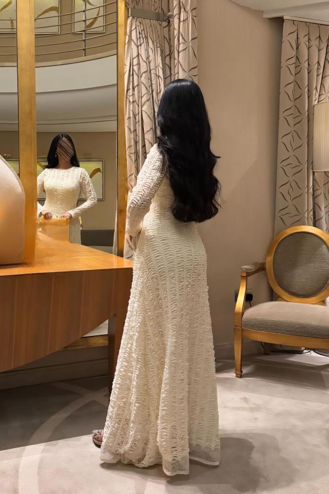 فستان سهرة دانتيل بلون كريمي فاتح