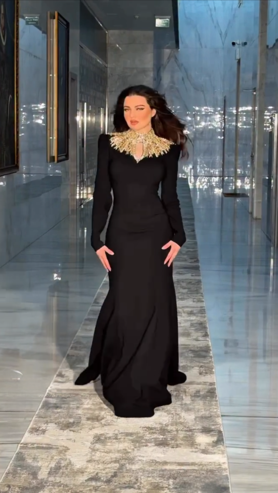 فستان سهرة أسود بتطريز ذهبي تصميم ملكي أنيق