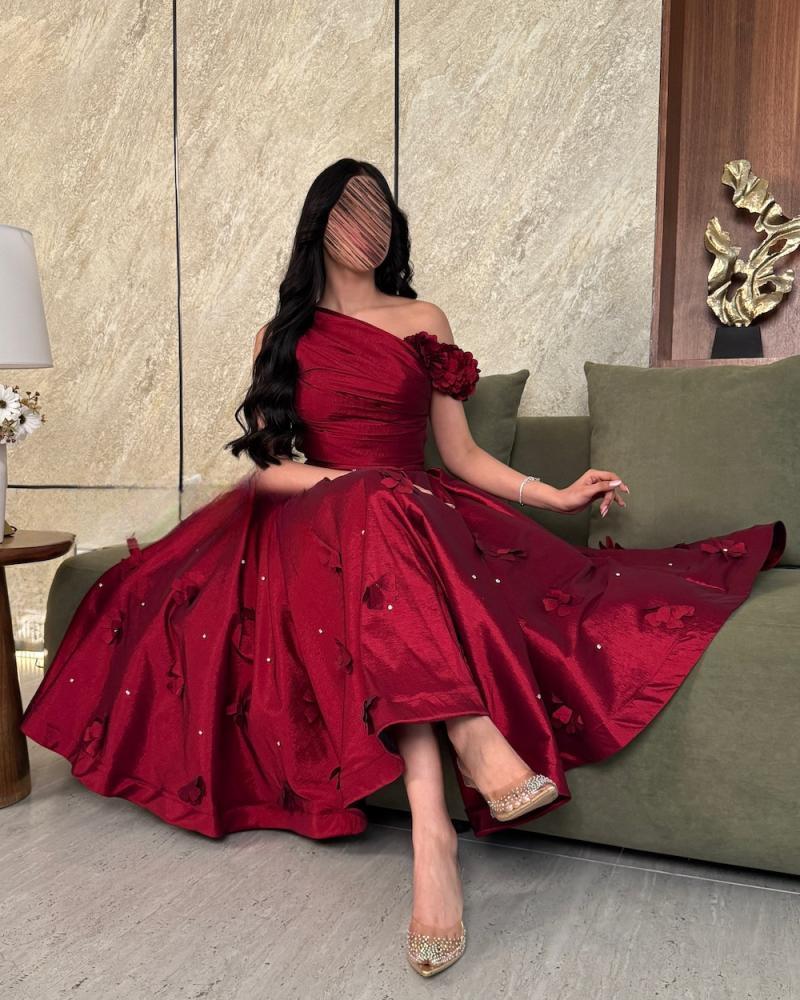 فستان سهرة عنابي بتصميم كتف واحد مزين بزهور