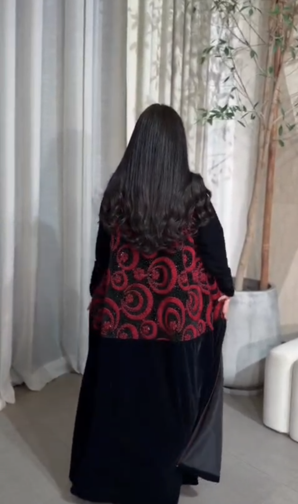 فستان سهرة مخمل أسود قطعتين بتطريز ورد أحمر بارز مع كاب طويل