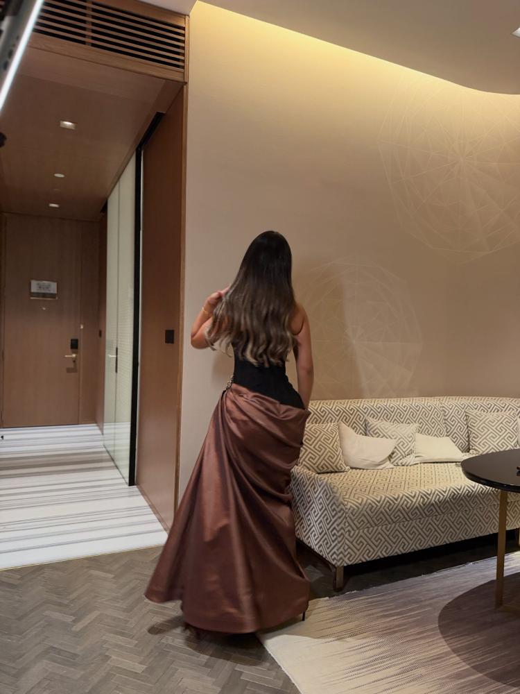 فستان سهرة أسود كتف واحد دانتيل وتنورة بني بتطريز راقي