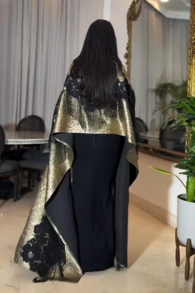 فستان سهرة أسود وذهبي مع كاب مزين بالهدب الفاخر
