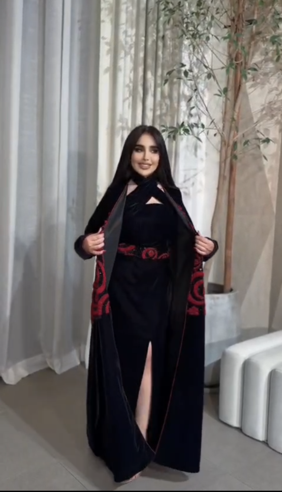 فستان سهرة مخمل أسود قطعتين بتطريز ورد أحمر بارز مع كاب طويل