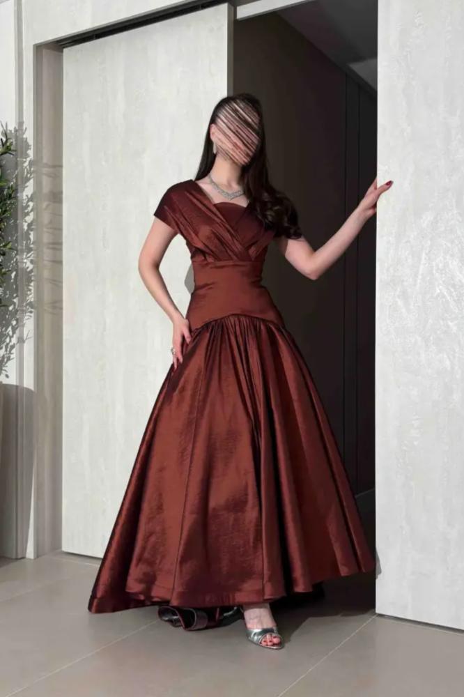 فستان سهرة نحاسي لامع بتصميم أنيق