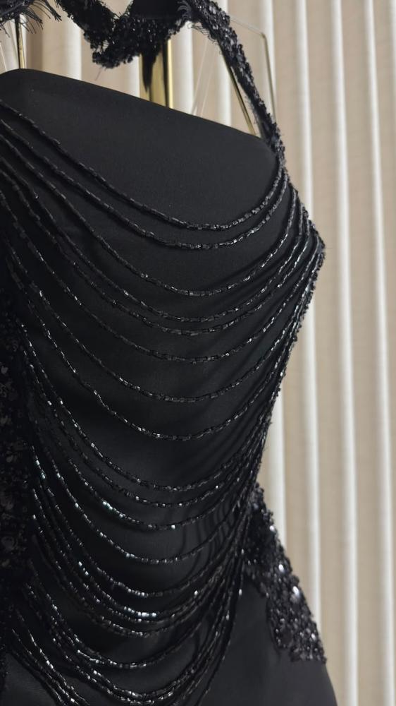 فستان سهرة أسود فاخر بتطريز خرز مع قفازات