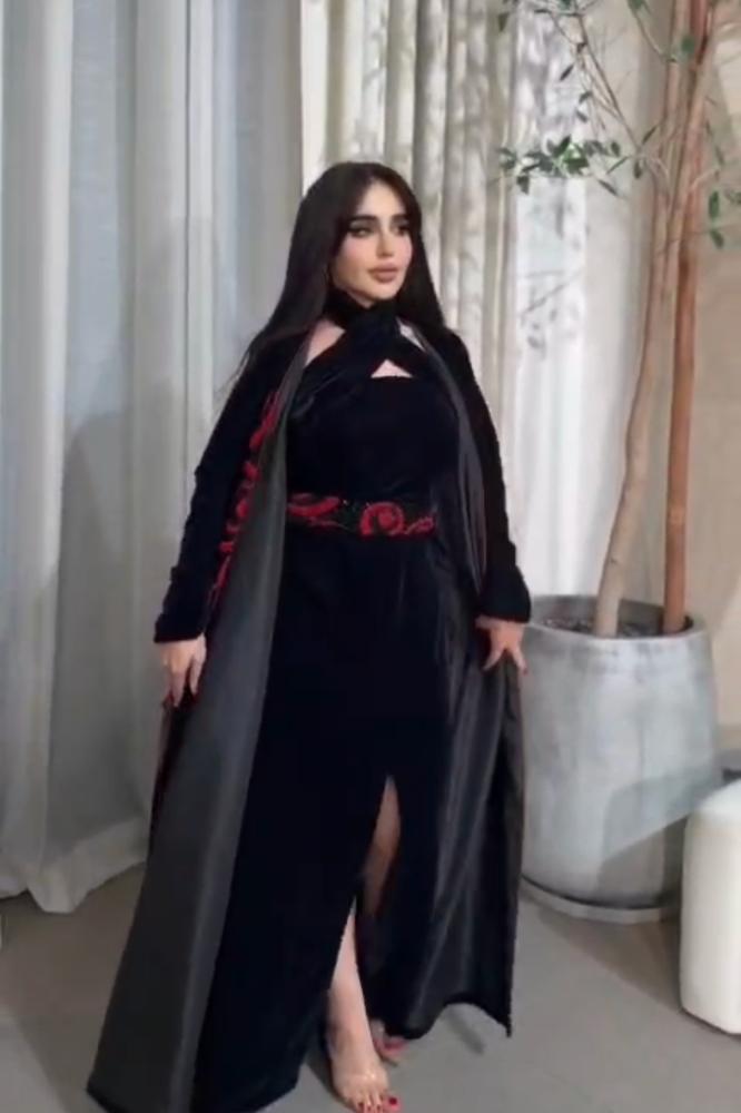 فستان سهرة مخمل أسود قطعتين بتطريز ورد أحمر بارز مع كاب طويل