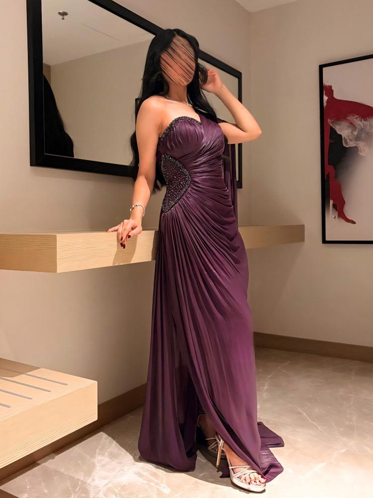 فستان سهرة طويل يتميز بتصميم بليسيه كتف واحد وشاح أنيق