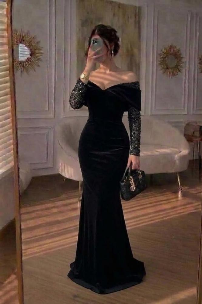 فستان سهرة جوخ أسود بأكمام مطرزة بالخرز اللامع