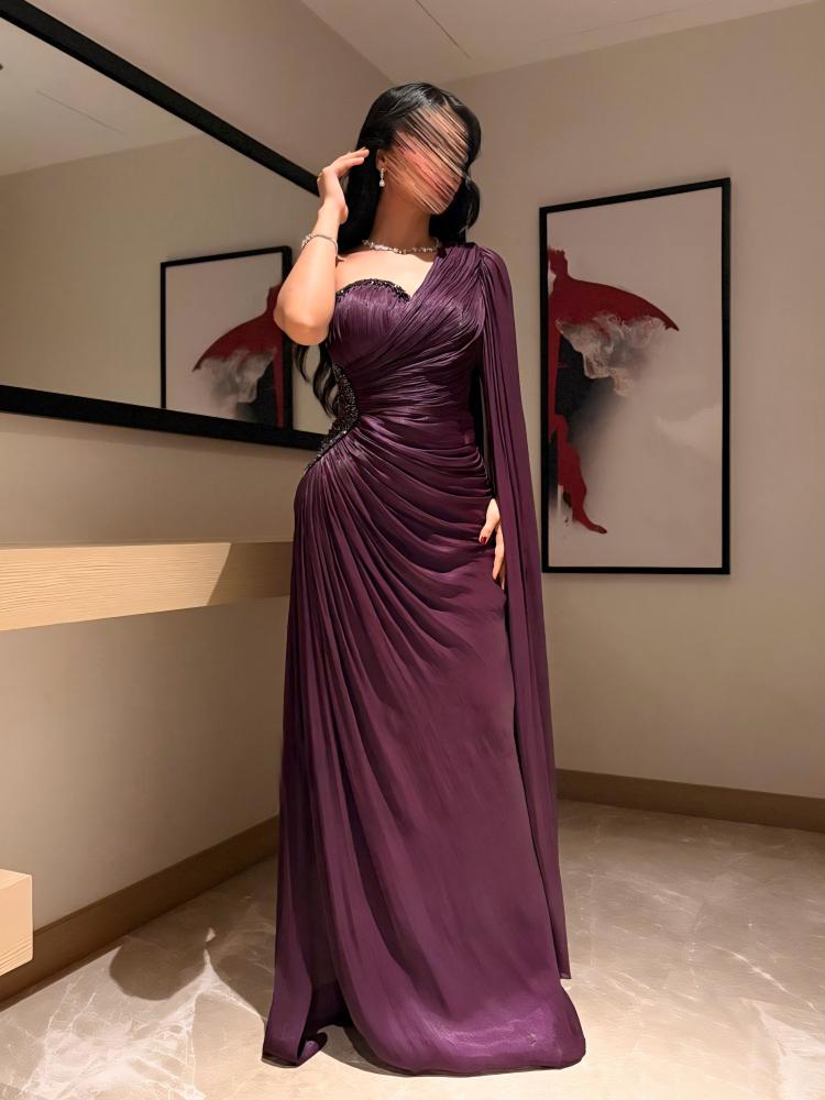 فستان سهرة طويل يتميز بتصميم بليسيه كتف واحد وشاح أنيق