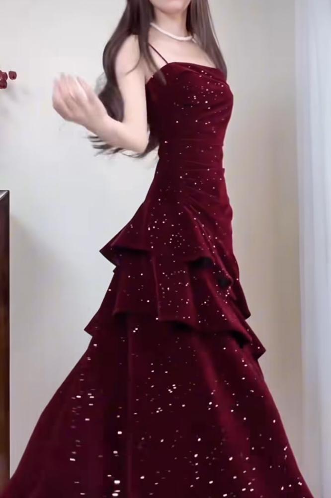 فستان سهرة مخمل بلون عودي مزين بفصوص