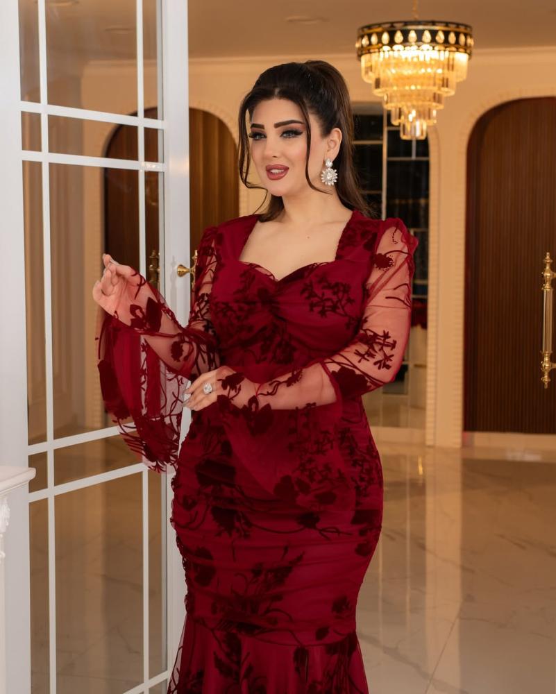 فستان سهرة دانتيل باللون الأحمر