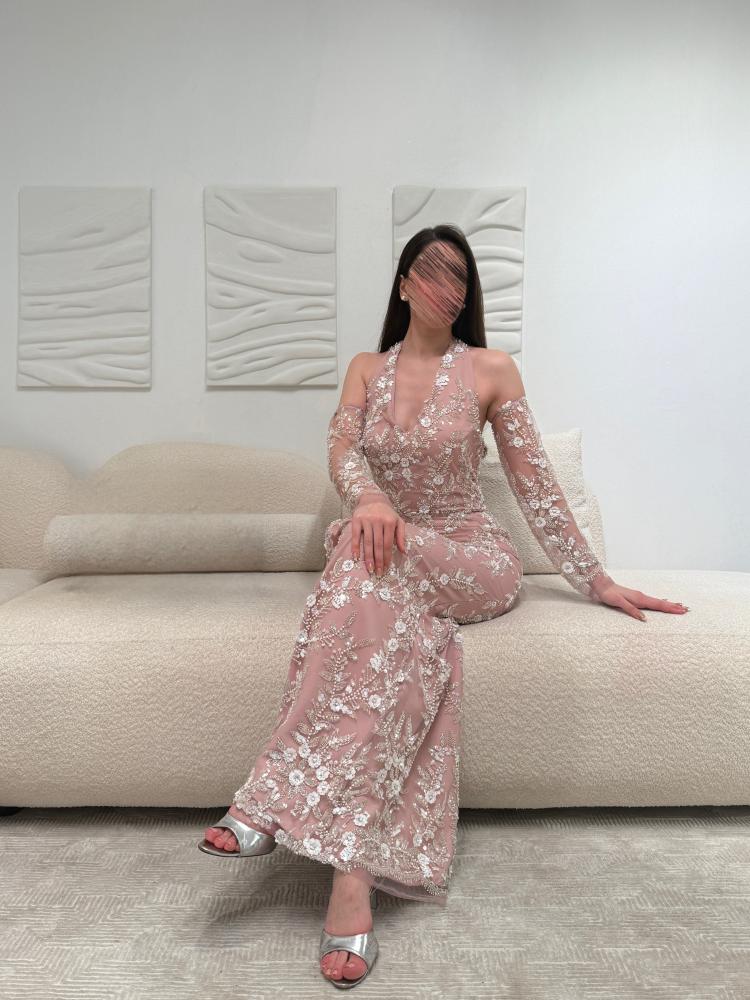 فستان سهرة لحمي هالتر تطريز ورد وأكمام منفصلة