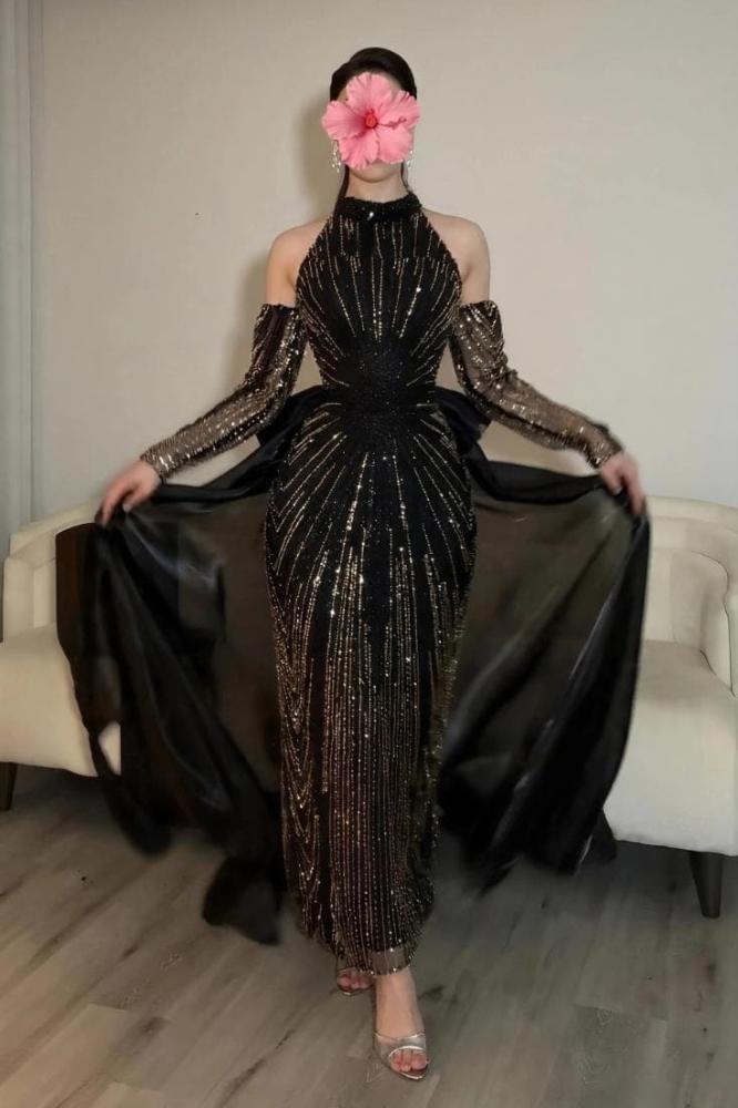 فستان سهرة أسود هالتر مطرز بالكامل بأكمام منفصلة وذيل جازار لامع