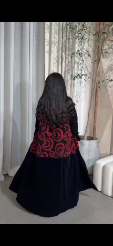 فستان سهرة مخمل أسود قطعتين بتطريز ورد أحمر بارز مع كاب طويل