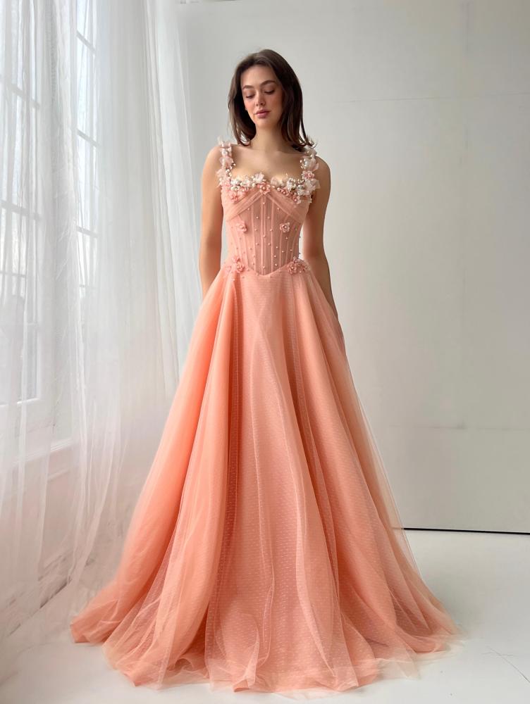 فستان سهرة تل مزين بتطريزات زهرية ثلاثية الأبعاد