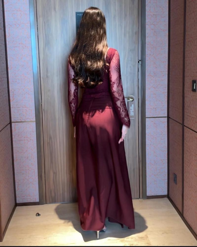فستان سهرة بتصميم كورسيه وأكمام دانتيل طويلة
