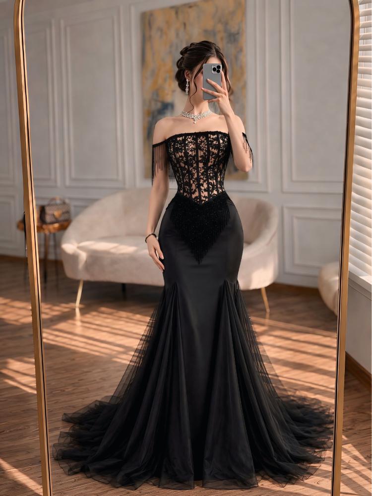 فستان سهرة أسود بكورسيه دانتيل بتفاصيل هدب