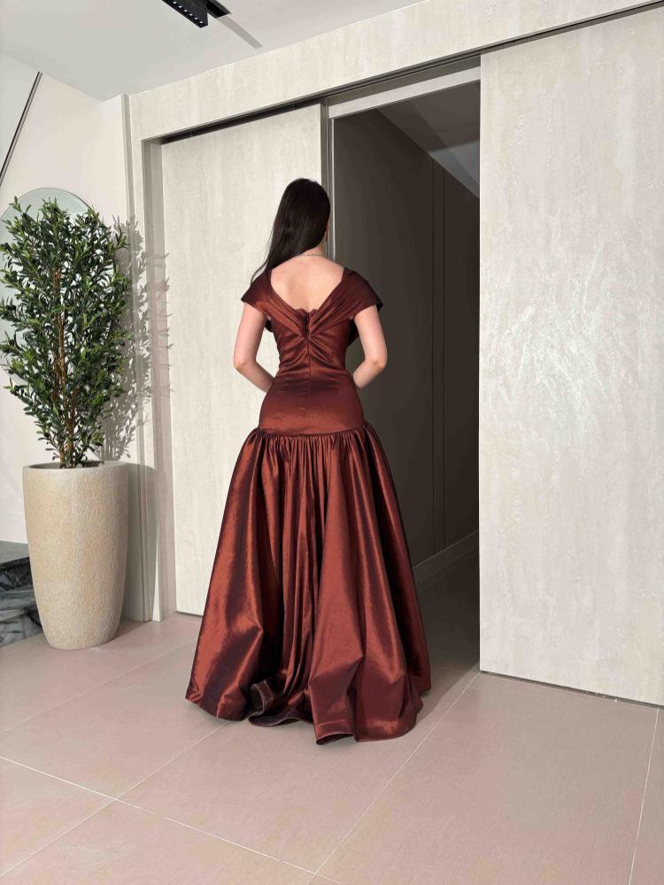 فستان سهرة نحاسي لامع بتصميم أنيق