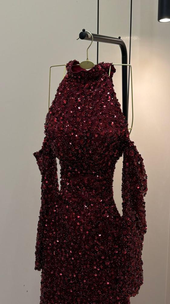 فستان سهرة برغندي مطرز بالكامل بالترتر اللامع