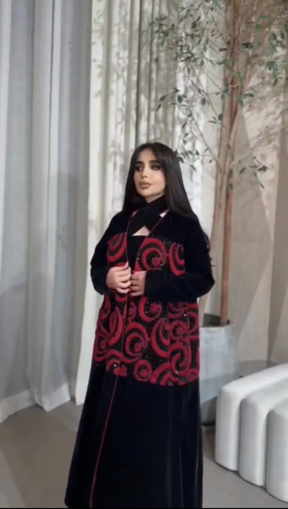فستان سهرة مخمل أسود قطعتين بتطريز ورد أحمر بارز مع كاب طويل