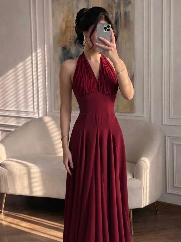فستان سهرة عنابي بتصميم هالتر وكسرات انسيابية