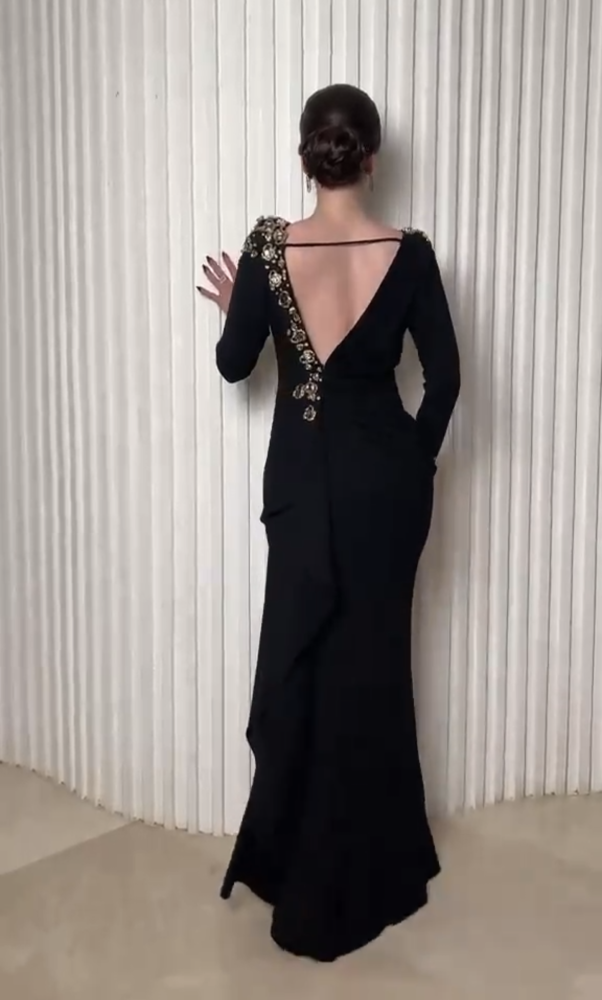 فستان سهرة أسود طويل بتطريز كرستال يدوي