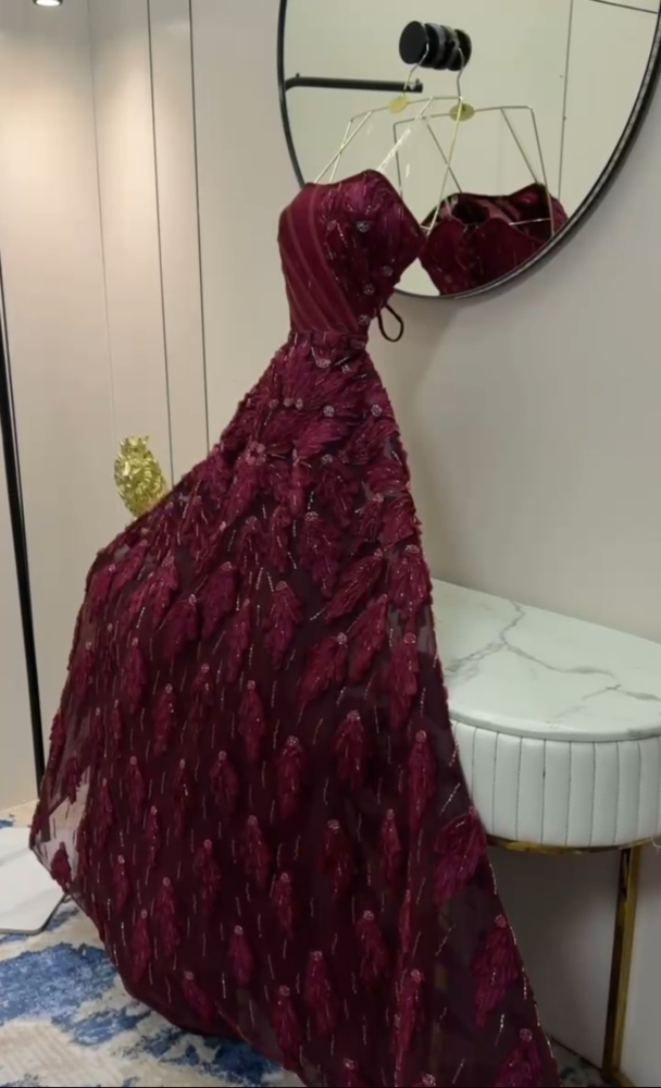فستان سهرة عنابي فاخر بتصميم كورسيه تطريز ورد مع جيبون دبل كلوش