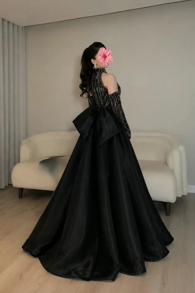 فستان سهرة أسود هالتر مطرز بالكامل بأكمام منفصلة وذيل جازار لامع