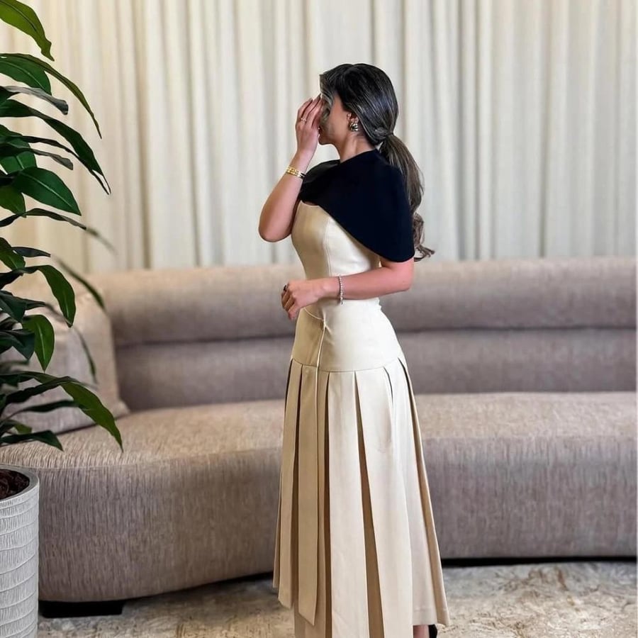 فستان ميدي بلون بيج مع كاب أسود أنيق