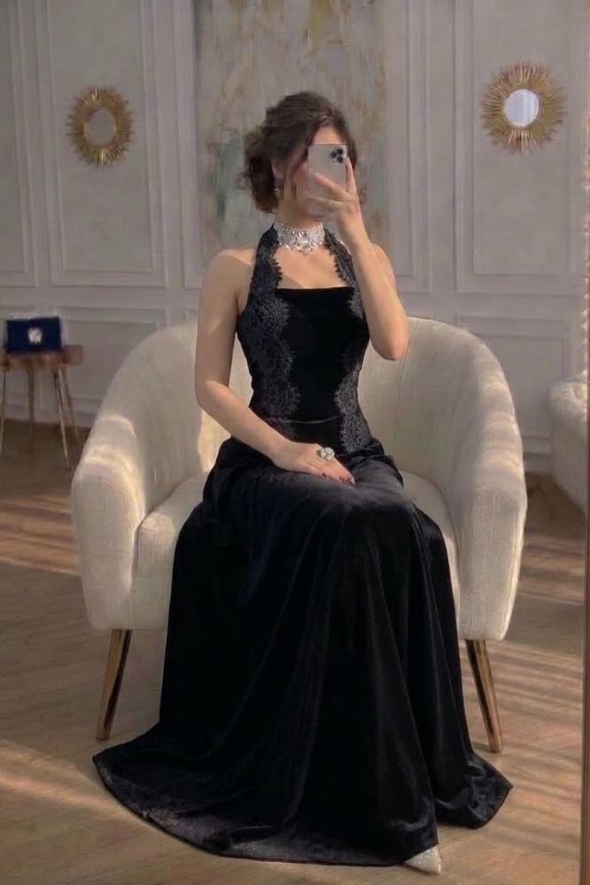 فستان سهرة مخمل أسود بقصة هالتر ومزين بدانتيل فاخر