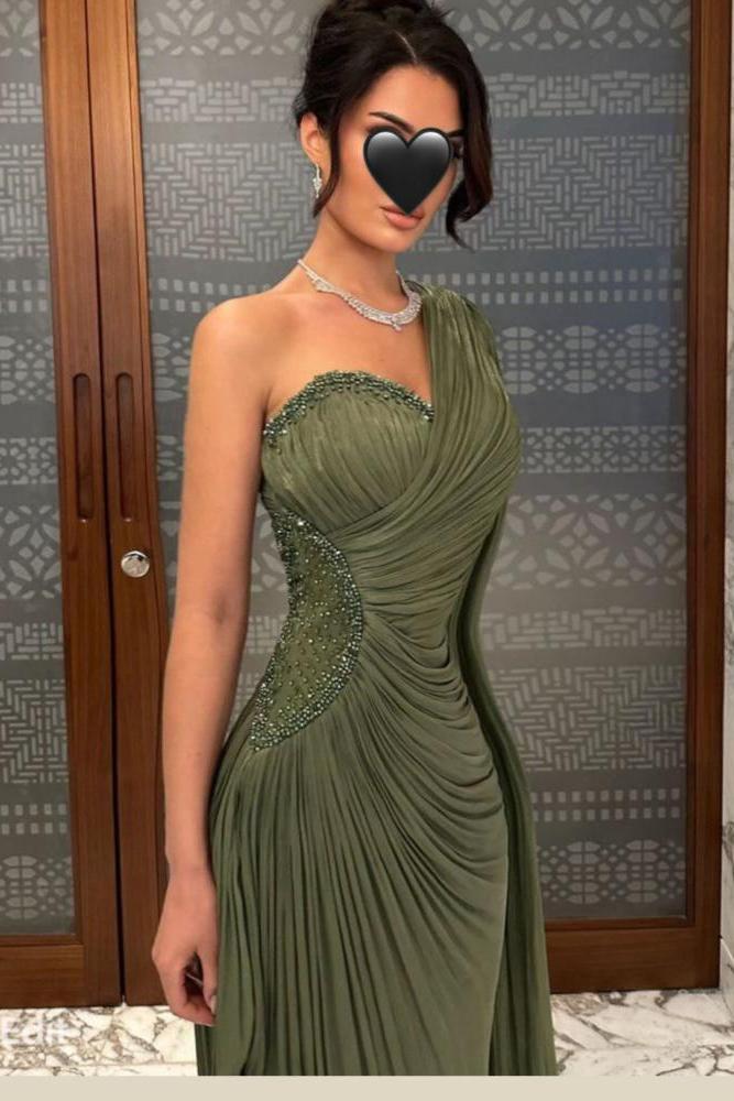 فستان سهرة زيتي بليسيه بكتف واحد ووشاح تطريز جانبي
