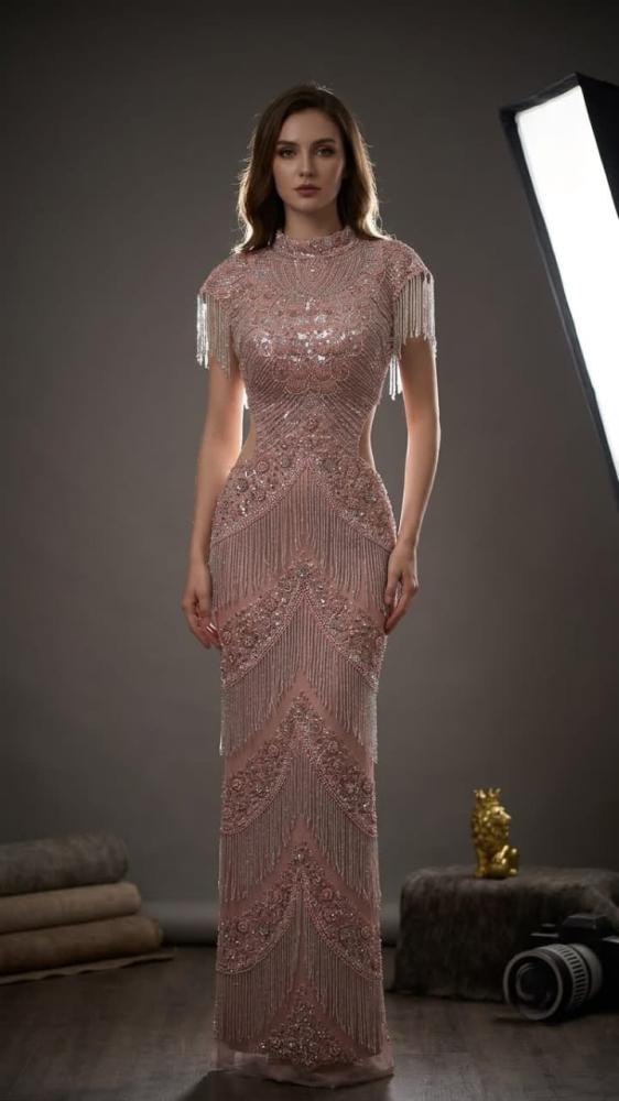 فستان سهرة وردي مطرز بالكامل بالهدب وخرز فاخر
