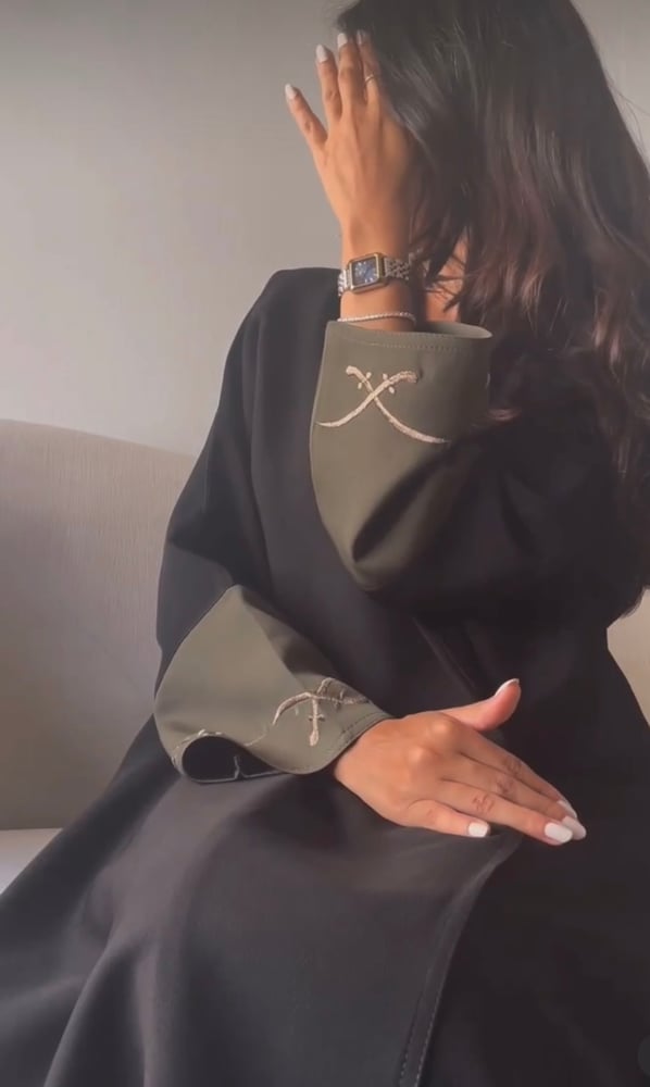 عباية اليوم الوطني بتطريز في الأكمام